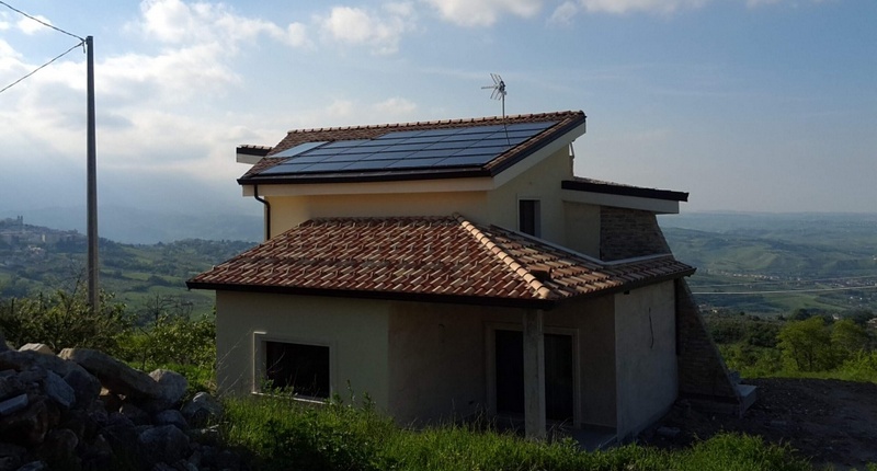 Impianto aerotermico integrato con solare termico per villa monofamiliare.