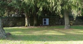 Unità esterna pompa di calore per villa monofamiliare.