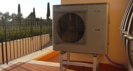 Unità esterna pompa di calore NIBE Split Pack2 per impianto aerotermico in villa monofamiliare.