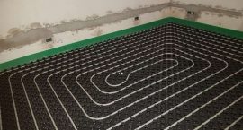 Pavimento radiante per sistema aerotermico di riscaldamento, raffrescamento e acqua calda in villa
