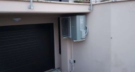 Pompa di calore unità esterna per impianto aerotermico di riscaldamento, raffrescamento e acqua calda in villa