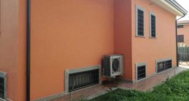 Pompa di calore esterna per impianto aerotermico di riscaldamento, raffrescamento e acqua calda in villa.