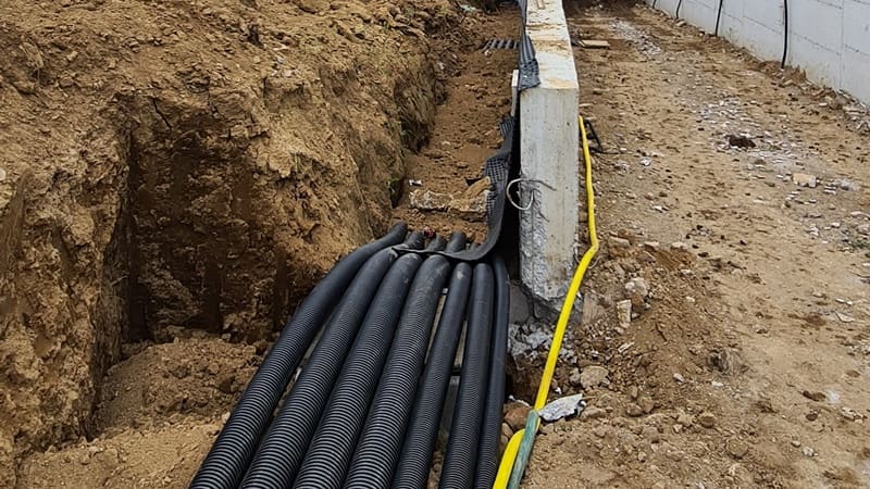 Trincea con tubazioni di raccordo delle sonde geotermiche verticali.